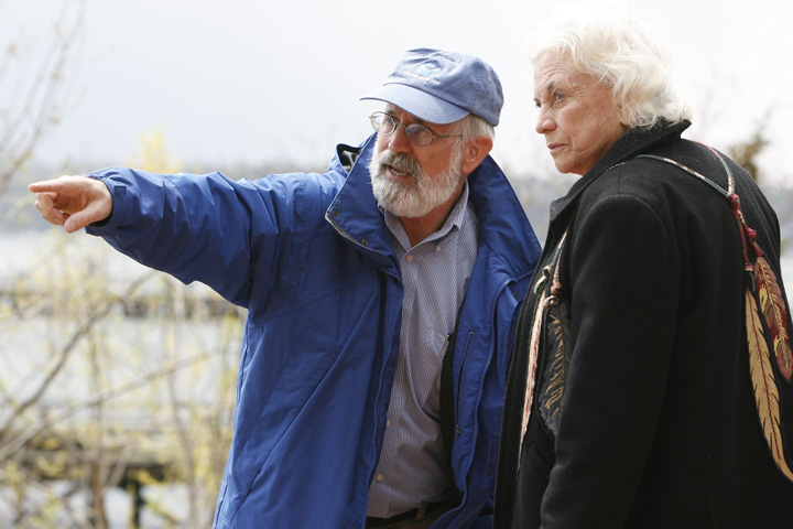 Dean John T. Wells talks with Justice Sandra Day O'Connor on the VIMS campus. (Photo courtesy of VIMS)